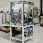 Automatizált alkatrész görgőző berendezés szabályozott nyomóerővel