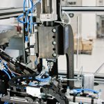 Automatizált alkatrész görgőző berendezés munkadarab leválogatással