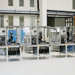 Automatizált alkatrész görgőző berendezés a légiipar számára