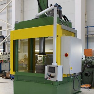 Gépipari egyengető prés F=1200 KN