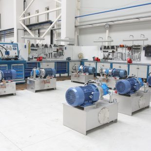 nemesacél hidraulikus tápegység